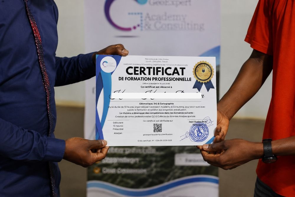 Remise de certificat à un apprenant GeoExpert Academy