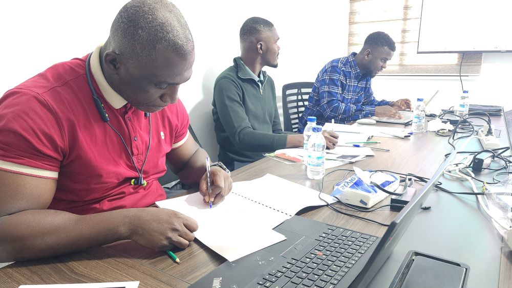 Exercice pratique sur ordinateur lors d'une formation GeoExpert